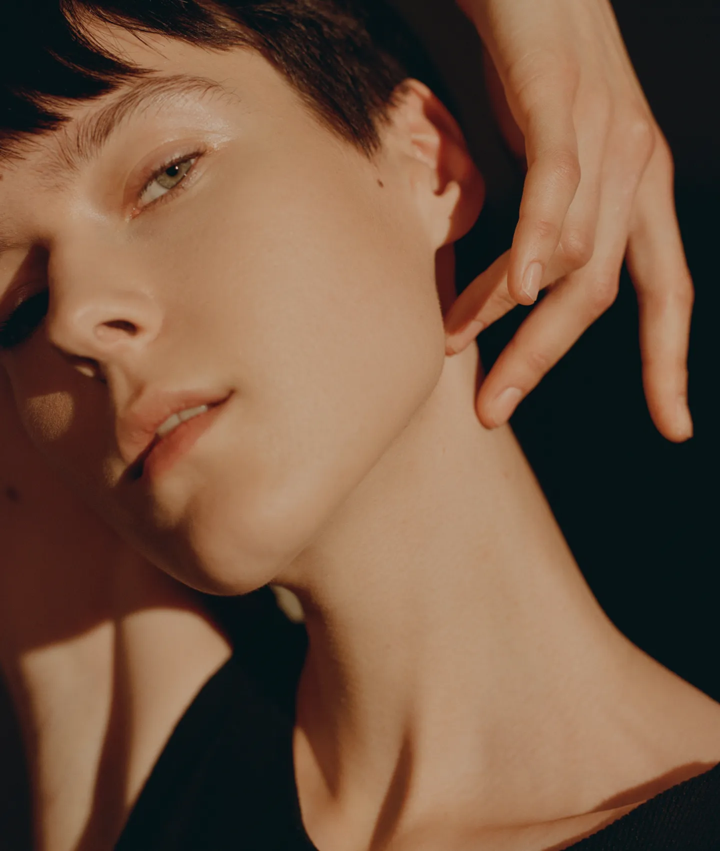 DON’T TOUCH MY MOISTURIZER RICH
Нанесите небольшое количество крема на предварительно очищенную кожу лица и шеи — сразу после умывания или после тоника/сыворотки. С осторожностью наносите на кожу вокруг глаз, если она чувствительна и склонна к аллергии.
Внутри капсула с рефилом, после использования вставьте новую и продлите жизнь упаковке.
DON’T TOUCH MY MOISTURIZER LIGHT
Нанесите небольшое количество крема на предварительно очищенную кожу лица и шеи — сразу после умывания или после тоника/сыворотки. С осторожностью наносите на кожу вокруг глаз, если она чувствительна и склонна к аллергии.
Внутри капсула с рефилом, после использования вставьте новую и продлите жизнь упаковке.