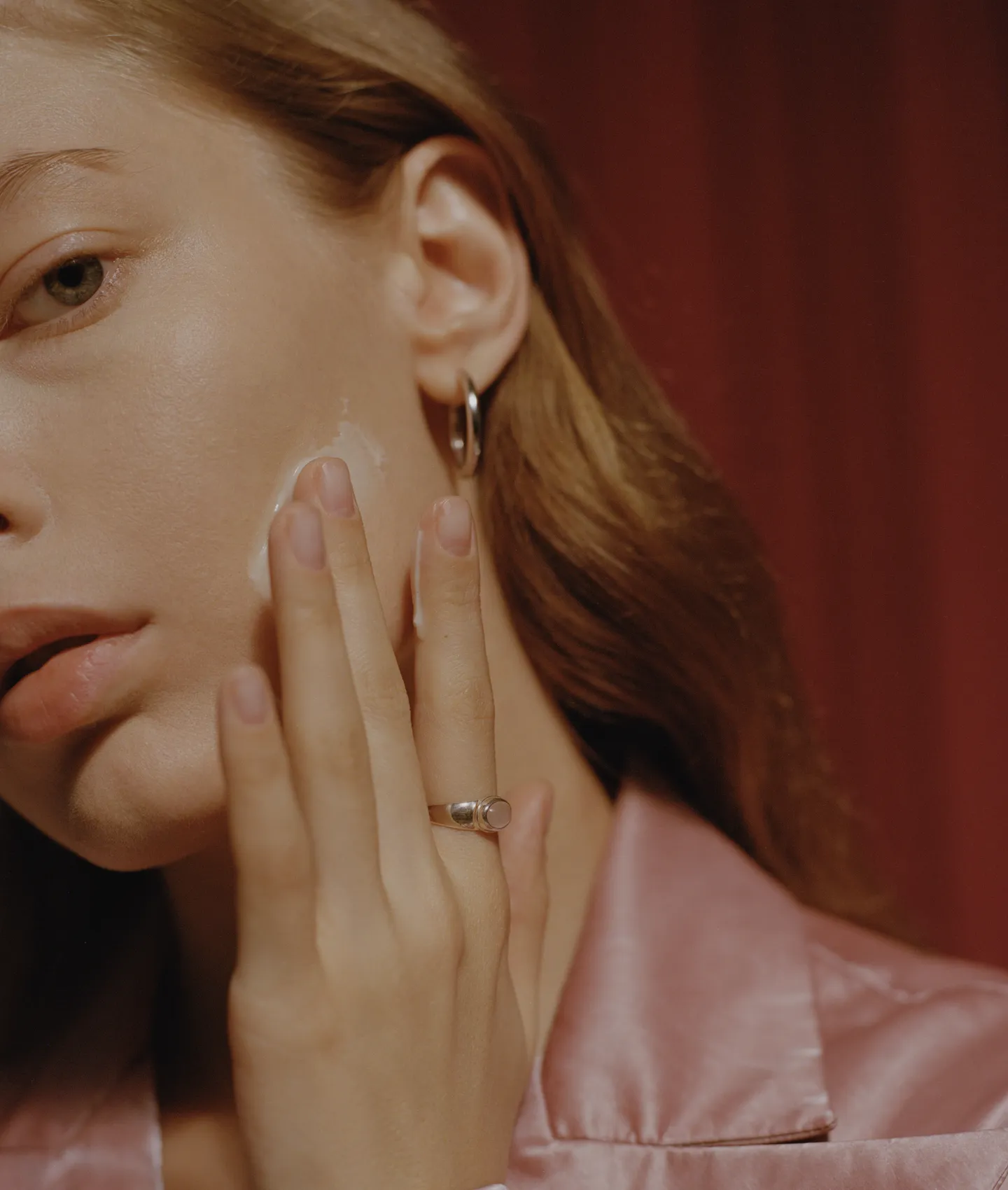 DON’T TOUCH MY RETINOL
Наносите небольшое количество сыворотки на ночь на кожу лица и шеи — после очищения и перед основным уходом. Если вы пользуетесь ретинолом впервые, начните с 2-3 раз в неделю и постепенно увеличивайте частоту применений.
Внутри капсула с рефилом, после использования вставьте новую и продлите жизнь упаковке.
В первое время кожа может немного краснеть и шелушиться — это нормально, она адаптируется к ретинолу. Если раздражение не проходит, попробуйте смешать сыворотку с увлажняющим кремом, чтобы действие было мягче. Также в первый месяц могут обостриться воспаления, но если так продолжается дольше, сыворотку лучше отложить.
Пользуясь ретинолом, обязательно защищайте кожу от солнца кремом с SPF 30 и больше. Перед применением во время беременности и грудного вскармливания проконсультируйтесь с врачом.
DON’T TOUCH MY MOISTURIZER LIGHT
Нанесите небольшое количество крема на предварительно очищенную кожу лица и шеи — сразу после умывания или после то