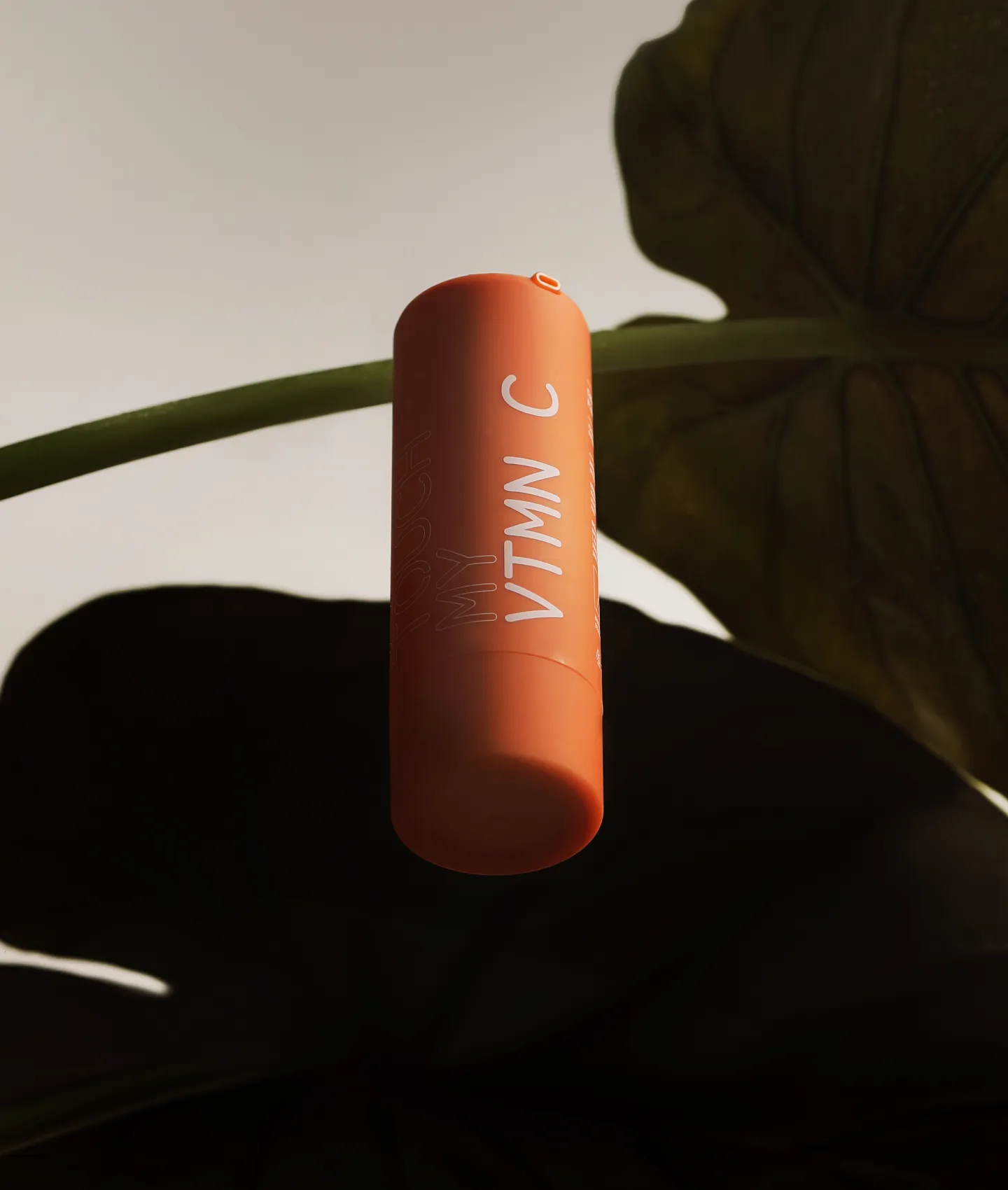 DON'T TOUCH MY VITAMIN C
Нанесите сыворотку на очищенную кожу лица и шеи перед увлажняющим кремом. Используйте ее 1-2 раза в день — утром и вечером.
Внутри капсула с рефилом, после использования вставьте новую и продлите жизнь упаковке.
DON'T TOUCH MY AHA
Используйте 2-3 раза в неделю. Нанесите лосьон с помощью ватного диска после умывания на чистую кожу. Дождитесь полного впитывания прежде, чем наносить остальной уход. При применении лосьона используйте защиту от солнца с SPF не меньше 30.
